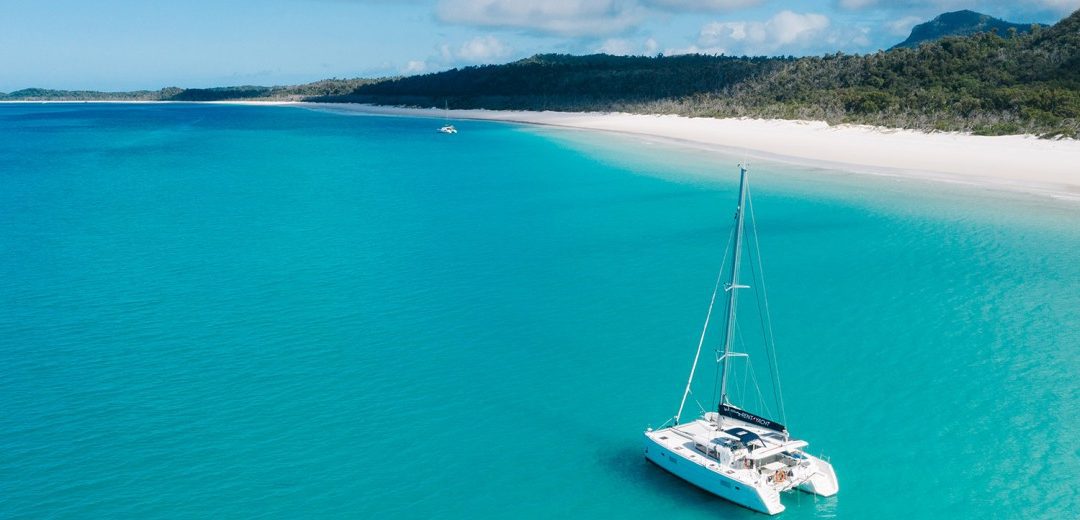 Group Sailing with mates in the Whitsundays
